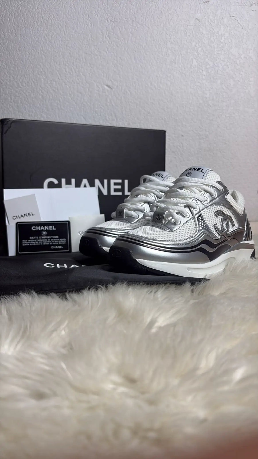 CHANEL BASKETS
 
Tissu & laminé 
Blanc & argenté
